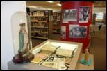 Stolpmaria als onderdeel van de tentoonstelling in de Erfgoedhoek van de bibliotheek.