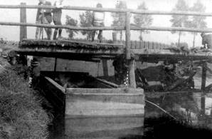 Gezonken Sherman-tank onder de houten noodbrug over de Dommel.