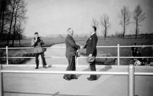 Openingshandreiking tussen de burgemeesters van Veldhoven en 
Waalre, 2 april 1949.
