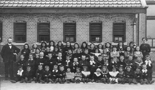 Eerste schoolfoto van de lagere school van Meerveldhoven, 1913