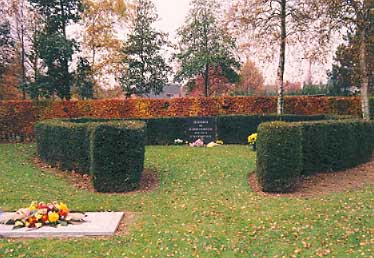 Grafveld oorlogsslachtoffers op het parochiekerkhof van Zeelst.